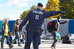 Jeden Tag strömen hunderte Menschen über Österreichs Grenzen ins Land - darunter auch viele Kriminelle, wie sich an der Gewalt-Eskalation vor allem in Wien zeigt.