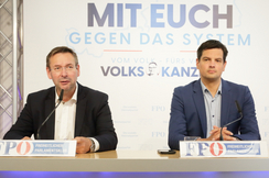 FPÖ-Bildungssprecher Hermann Brückl (l.) und -Sicherheitssprecher Hannes Amesbauer bei ihrer Pressekonferenz in Wien.