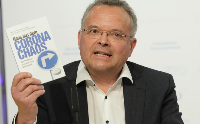 FPÖ-EU-Mandatar Gerald Hauser mit seinem Corona-Buch.