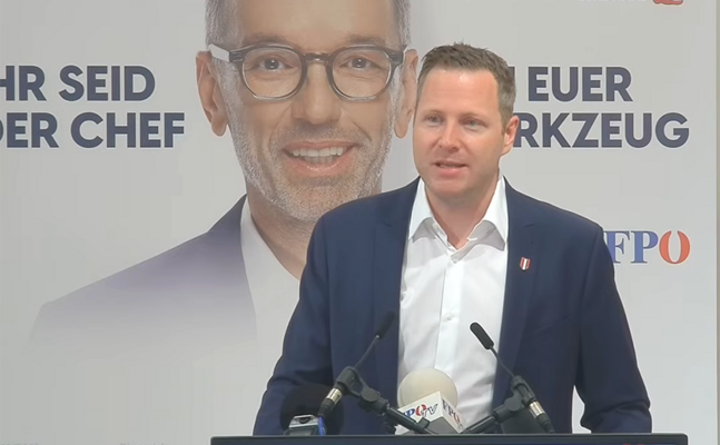 FPÖ-Generalsekretär Michael Schnedlitz bei der Plakatpräsentation in Graz.